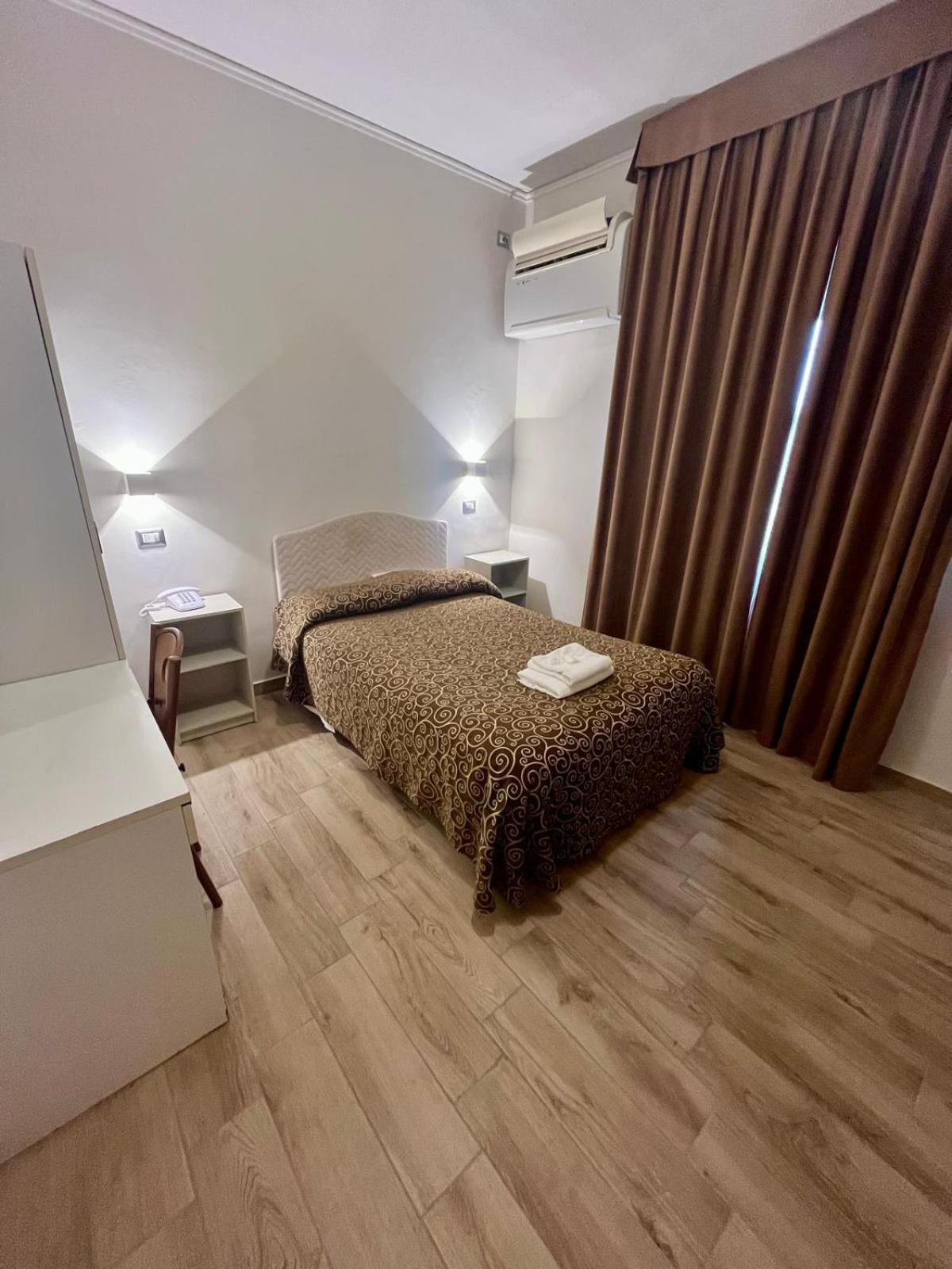 Pisani Hotel San Nicola La Strada Luaran gambar