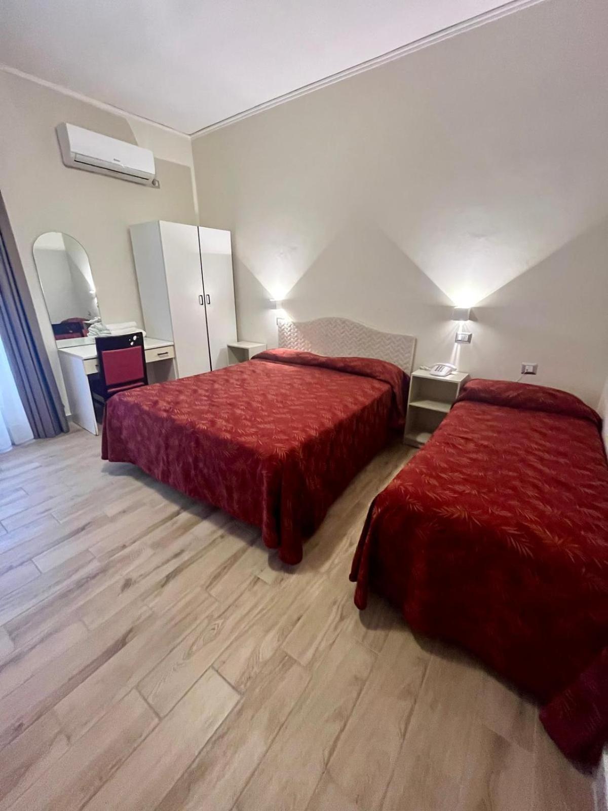 Pisani Hotel San Nicola La Strada Luaran gambar